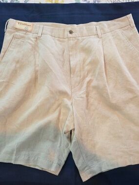 NWT Men’s dress shorts cream